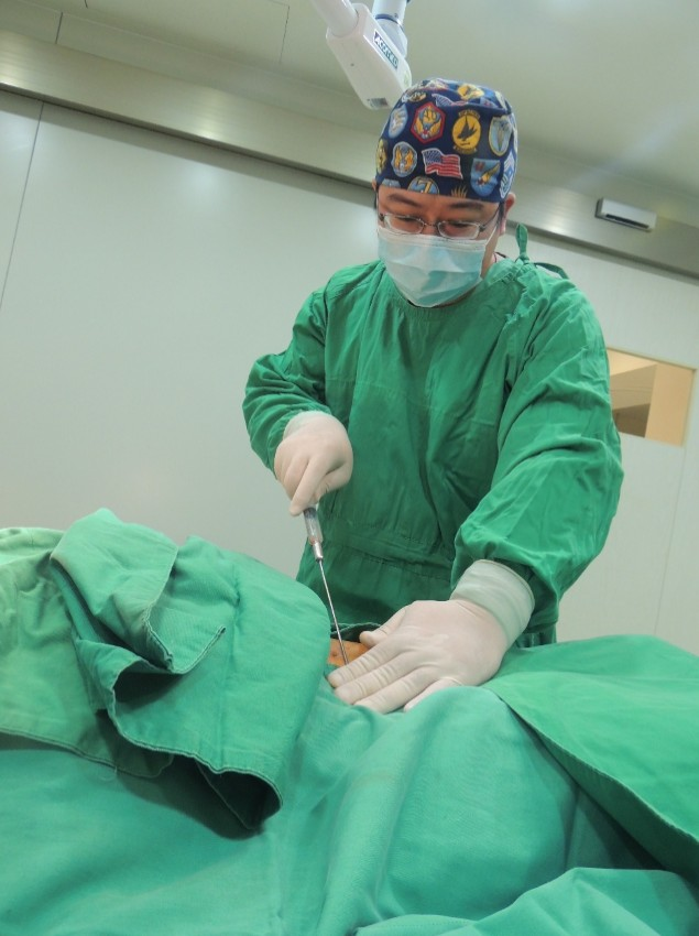 (一) 微創取脂：在供脂區抽出適量脂肪，切口僅 0.3 公分，隱痕美觀。