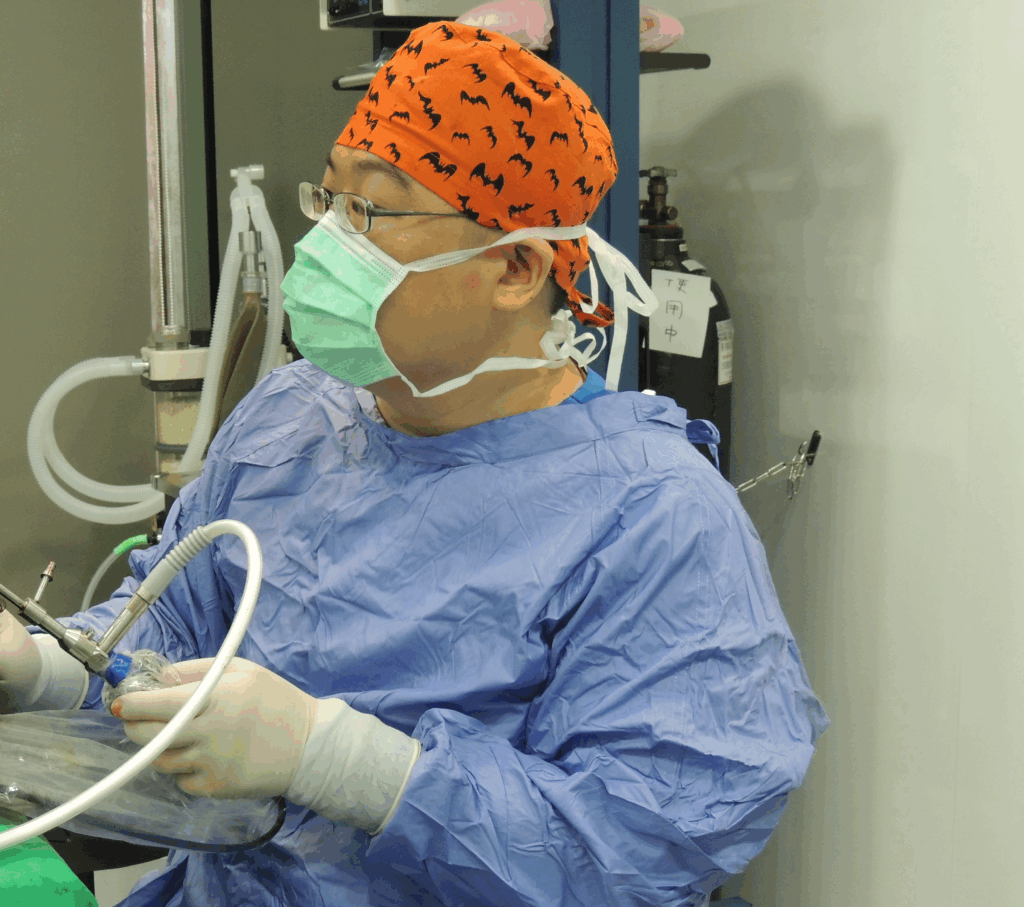 精準術前標記：醫師親自進行術前規劃劃線。