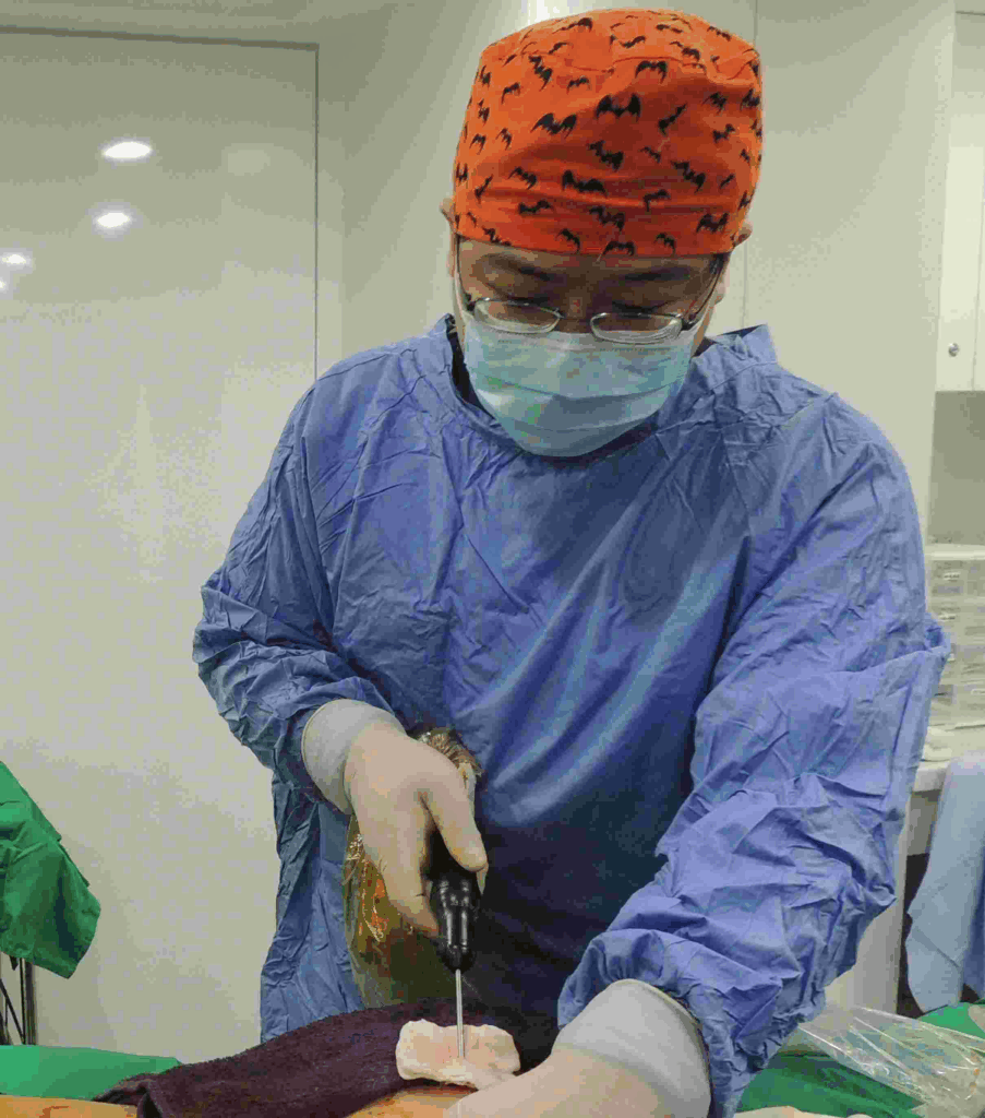 林敬鈞醫師進行威塑抽脂 + 自體脂肪隆乳手術