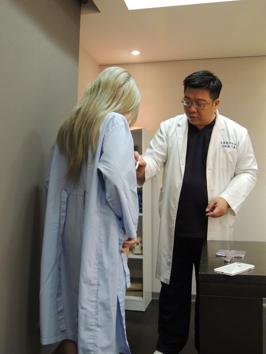 她來到巨星整形外科診所，尋求林敬鈞醫師的專業協助。