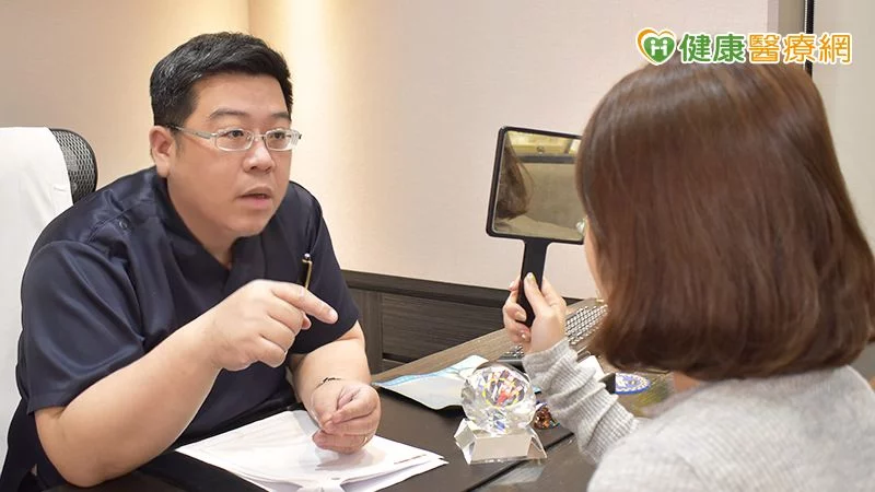 醫學美容技術日新月異，許多手術已經不像過去需要大傷口、長時間恢復，內視鏡拉皮技術的成熟，讓「變年輕」不再需要經歷漫長修復期，成為現代提眉手術的主流選擇。 隨著年齡增長，臉部筋膜與肌膚鬆弛，許多人發現眉毛高度逐漸下降，眼皮也跟著沈重，這種情況常被稱為「眉壓眼」。這不僅讓眼神顯得無神、老態，嚴重時甚至會遮蔽視線。想改善眉毛下垂、眼角下垂（三角眼）或眉尾下垂（八字眉），單靠眼皮手術可能效果有限，此時透過提眉手術將額頭與眉毛向上提拉，才能從結構上改善眼神，找回年輕自然的明亮感。 傳統前額拉皮傷口較大　適合皮膚極度鬆弛者 許多人在諮詢時會混淆，其實「前額拉皮」就是提眉手術的一種統稱。巨星醫美診所整形外科醫師團隊解釋，前額拉皮不單是拉提眉毛，而是將整個前額組織復位，改善抬頭紋與皺眉紋。 傳統的前額拉皮（冠狀拉皮）手術方式稱為「冠狀切口（coronal incision）」，切口從左耳延伸至右耳，繞過頭頂髮際線後方約 2 到 3 公分處。醫師需剝離骨膜組織，清除造成眉眼下垂的沾黏區域，再將鬆弛的頭皮切除並縫合。雖然這種方式對嚴重鬆弛的改善幅度大，但因傷口較長、術後照護較費心，且恢復期相對較長，目前多適用於皮膚極度鬆弛的案例。 內視鏡提眉：傷口隱痕、恢復期縮短的主流選擇 現代醫美講求「微創、隱痕」，因此內視鏡提眉（又稱隱形提眉、五爪提眉）成為許多愛美人士的首選。林敬鈞院長說明，內視鏡提眉手術僅需在髮際線內開 4 個約 1.5 公分的微小切口，利用高解析度內視鏡，精準放鬆額頭沾黏的筋膜與肌肉，避開神經血管。 手術搭配專利的五爪釘（Endotine）進行多點式面狀固定，相較於傳統縫線或骨釘，五爪釘能提供更穩固的支撐力，將眉眼組織牢牢固定在理想位置。因為切口藏在頭髮裡，術後外觀幾乎看不出痕跡，且因為組織破壞少，腫脹程度與恢復時間都大幅降低，術後疼痛感也較傳統手術輕微許多。 醫師建議，若是眉眼下垂程度為輕至中度的族群，優先推薦切口小、恢復快的內視鏡提眉；若為前額皮膚嚴重鬆弛，或曾做過內視鏡手術但效果已遞減者，經醫師評估後，可能需考慮傳統前額拉皮以達到更全面的改善。 42歲女性擺脫「兇眼神」　內視鏡提眉找回柔和感 一名 42 歲女性因長期「眉壓眼」，常被同事誤以為心情不好或難以親近，為了讓神情看起來更柔和，她選擇至巨星醫美診所諮詢，並接受內視鏡提眉手術。 她分享，術後前三天遵照診所衛教進行冰敷，腫脹消退的速度比預期快。約在術後第五天，她已能戴上帽子外出，朋友並未察覺明顯手術痕跡。術後兩個月，她自覺雙眼皮摺痕變寬了，眼神不再沈重，連帶太陽穴（夫妻宮）看起來也較為飽滿，動態表情紋路也改善許多。三個月後回診，整體狀態穩定自然，親友都稱讚她「看起來變有精神，卻說不出哪裡動了手腳」。 林敬鈞院長強調，內視鏡前額拉皮不僅是拉提眉毛，透過深層放鬆下拉肌肉群，能同步改善額頭細紋、皺眉紋，讓上半臉的視覺年齡大幅減低。 客製化評估：依需求選擇適合的提眉術式 對於想解決眉眼鬆弛，又擔心術後恢復期影響工作的現代人，內視鏡提眉因傷口隱蔽、恢復快，是 CP 值極高的選擇。但林敬鈞院長提醒，所有醫療行為皆有風險，手術效果因人而異。術前務必與專業整形外科醫師面對面溝通，根據個人的皮膚彈性、鬆弛程度及骨骼條件，規劃最適合的療程，才能在安全的前提下，達到理想的變美目標。