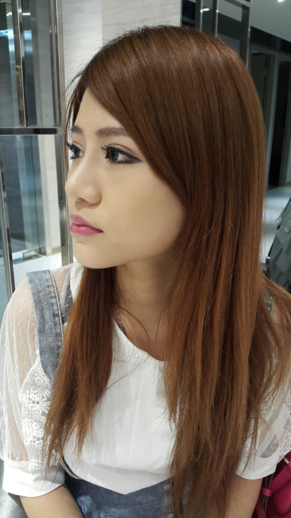 側面：鼻與額頭順接無斷層，鼻頭自然微翹